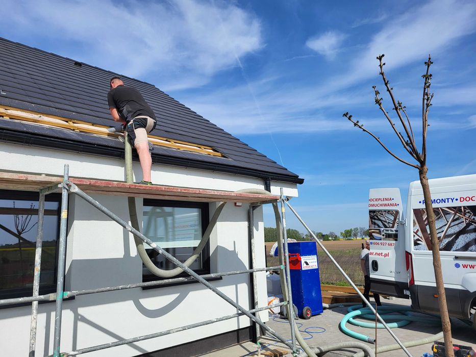 Ocieplenia izolacja wełną celulozą wdmuchiwanie stropodachy sufity G-k