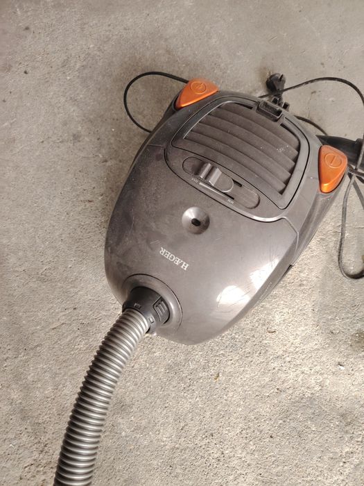 Vendo 2 aspiradores a trabalhar