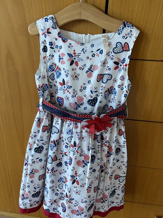 Diversos vestidos criança