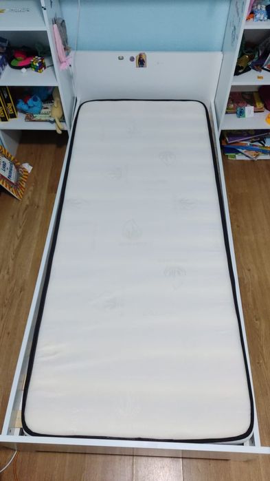 Cama de criança com estante