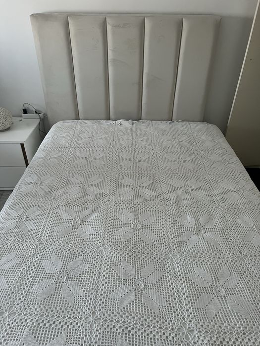 Cama + colchao + mesa de cabeceira