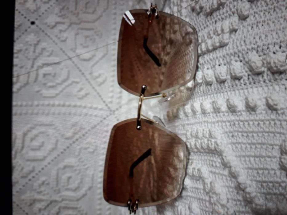 Óculos de sol novos em caixa