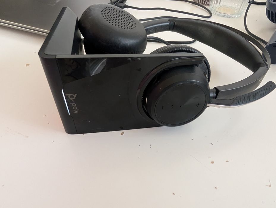 Słuchawki Poly Voyager Focus 2 UC + Stacja Ładująca | ANC | Idealne do pracy!