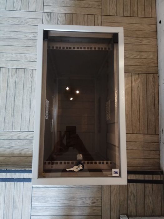 szafa   serwerowa stan jak nowa
