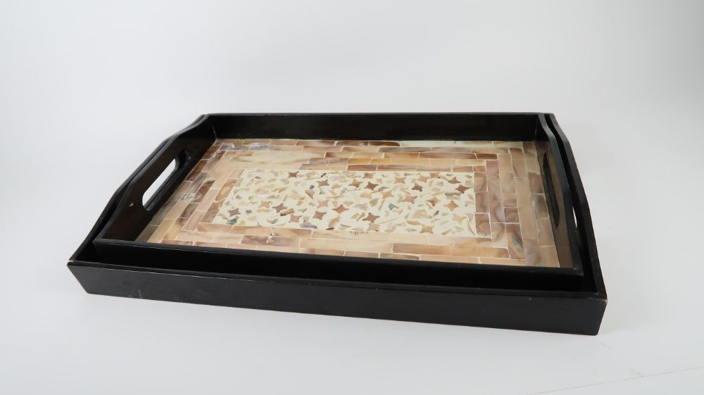 Tabuleiros em madeira lacada e madre pérola, cada