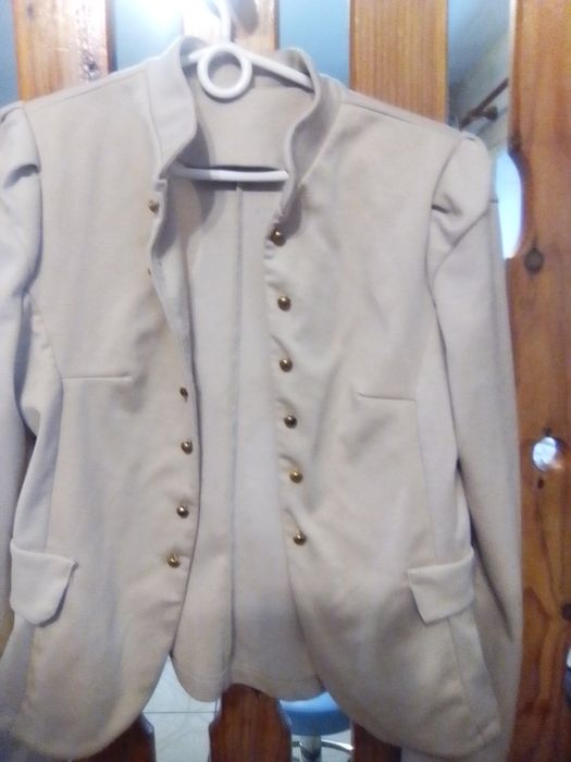 Żakiety : beżowy,brązowy ,popielaty .