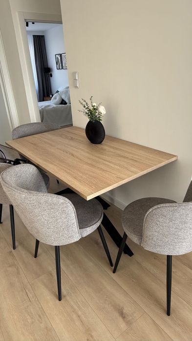 Piękny drewniany stół nowy