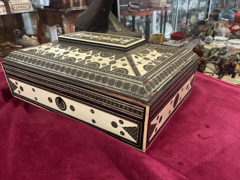 Caixa indiana sândalo toda trabalhada ,26x19x10 cm ,