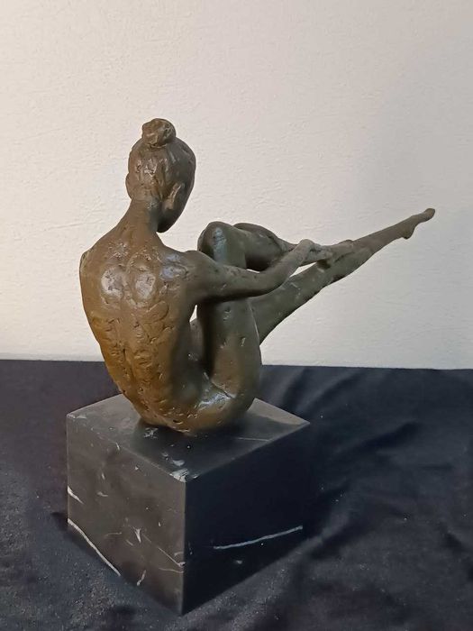 Бронза статуетка скульптура модерн гимпастка девушка женщина мрамор