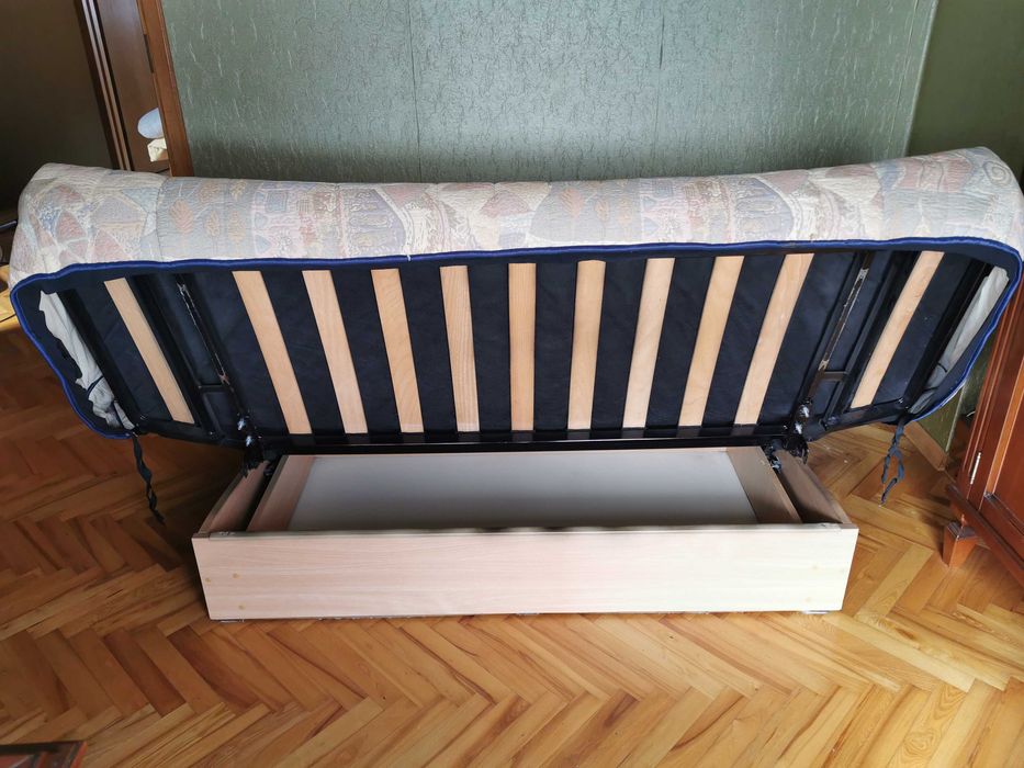 Sofa rozkładana z pojemnikiem