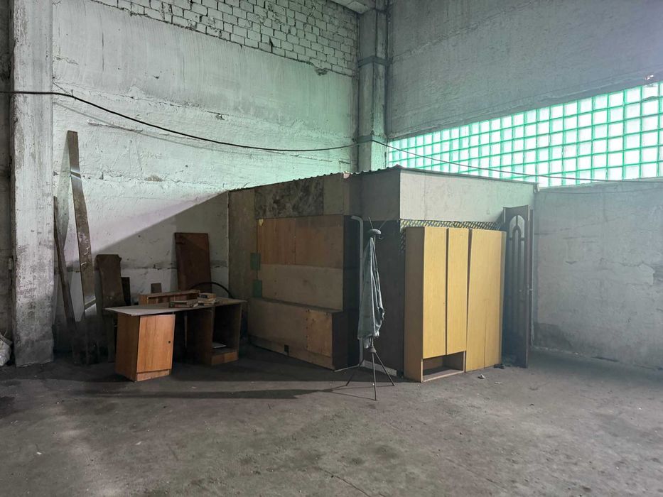 Оренда складу 432 м² у Вінниці зі стелажами