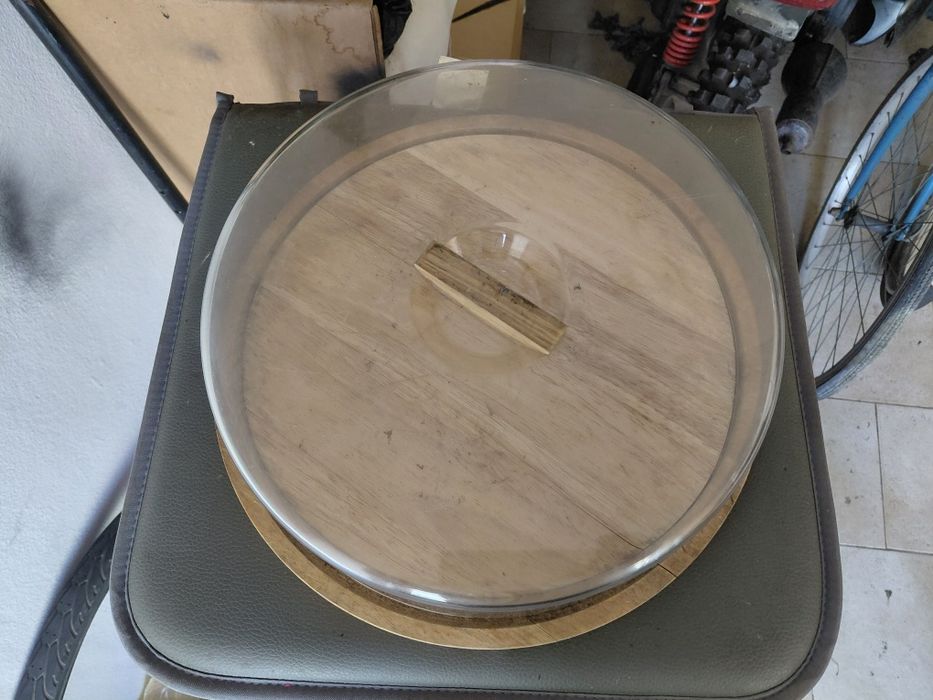 Tabuleiro antigo em bom estado geral para colocação de pão