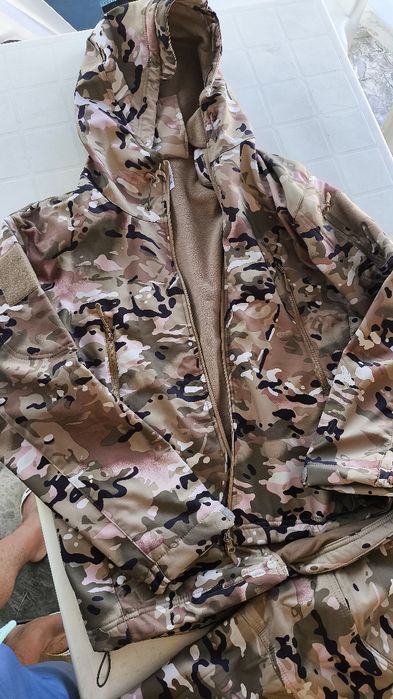 Casaco e calças camuflado inverno