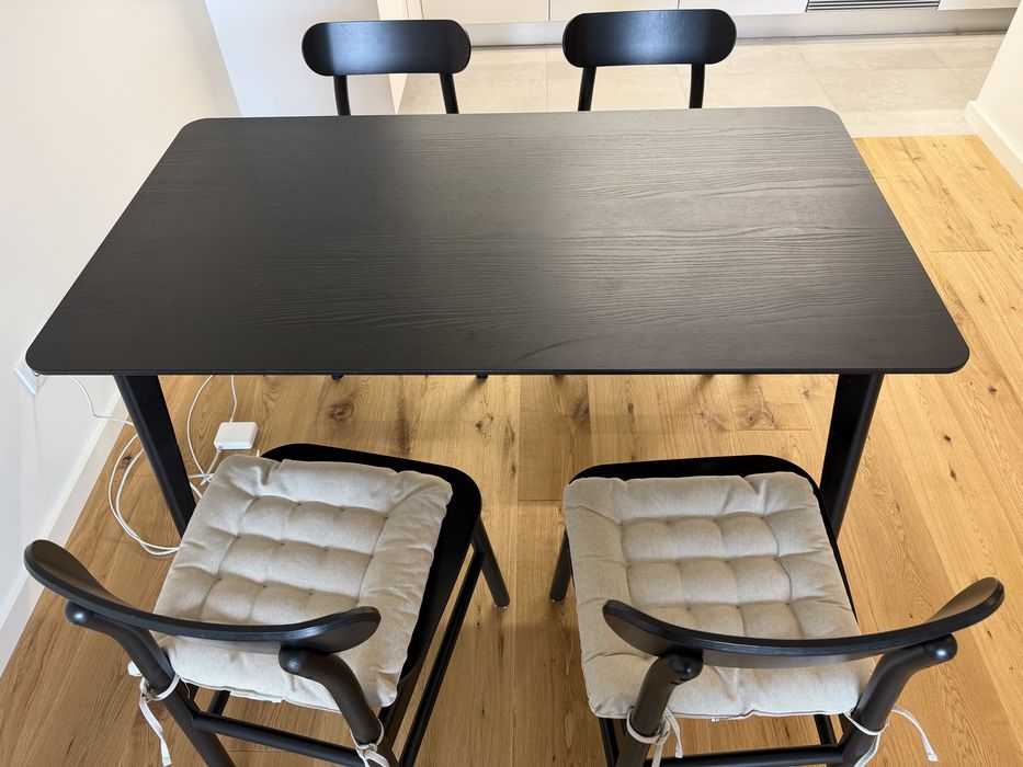 Mesa de jantar e 4 cadeiras