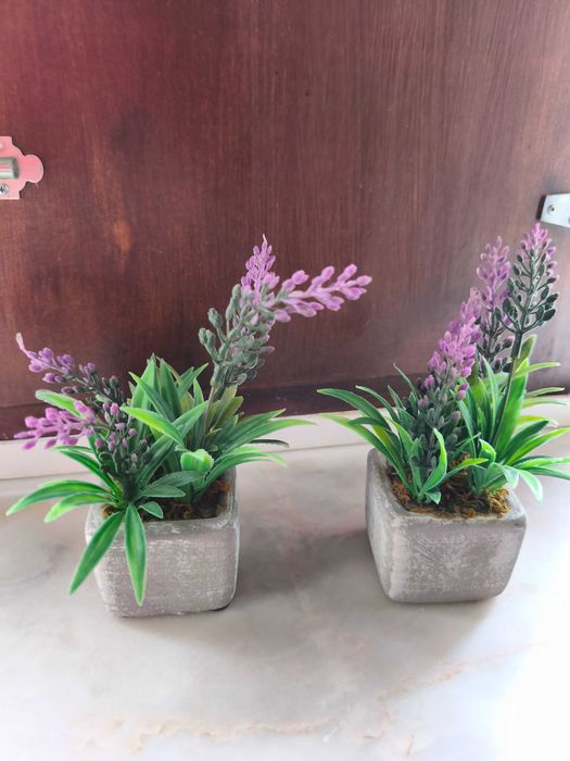 Vasos cerâmica com plantas artificiais