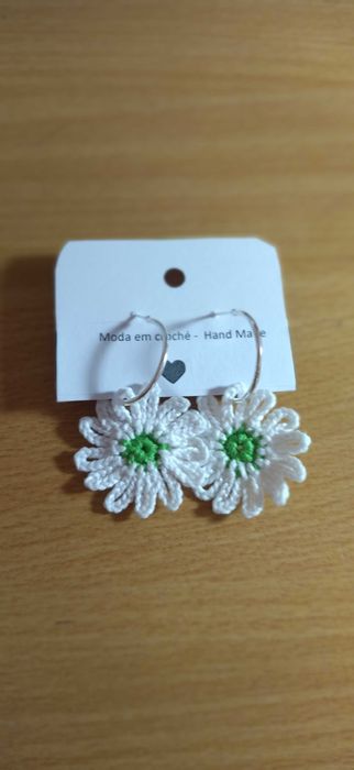 Brincos de flor em vermelho e verde