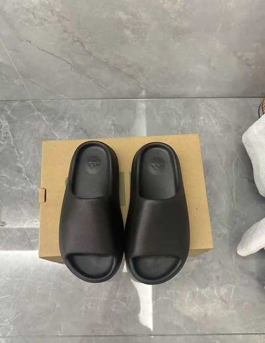 adidas Yeezy Slide / 42