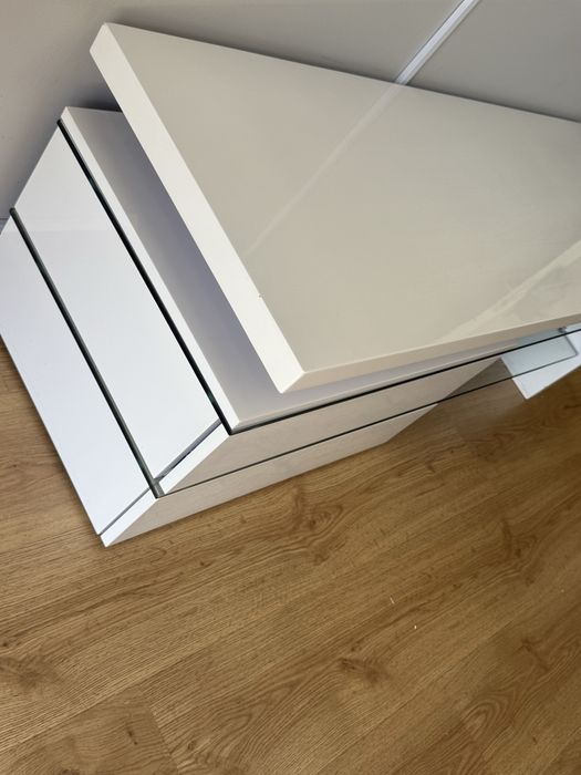 Móvel de alto brilho com duas gavetas