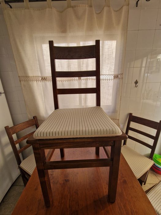Louceiro com mesa e cadeiras