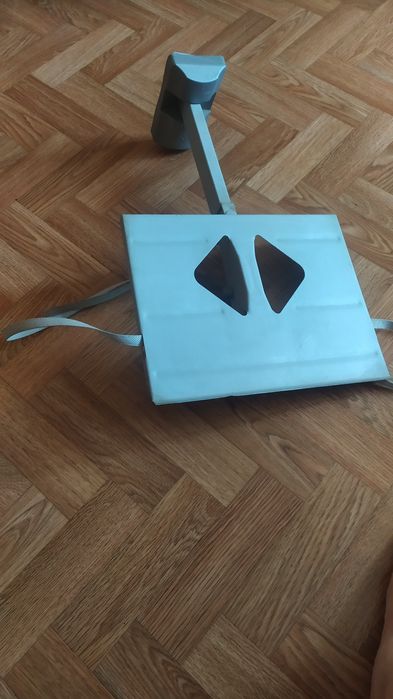 Підвісна полиця для телевізора