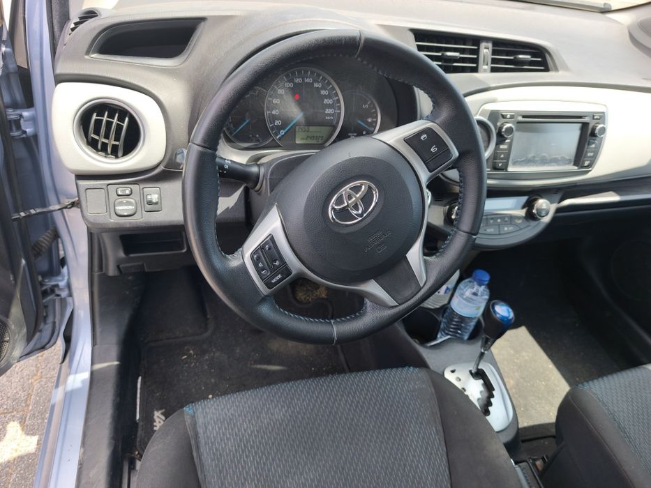 Disponível / Toyota Yaris 1.5 Híbrido Automático / Disponível