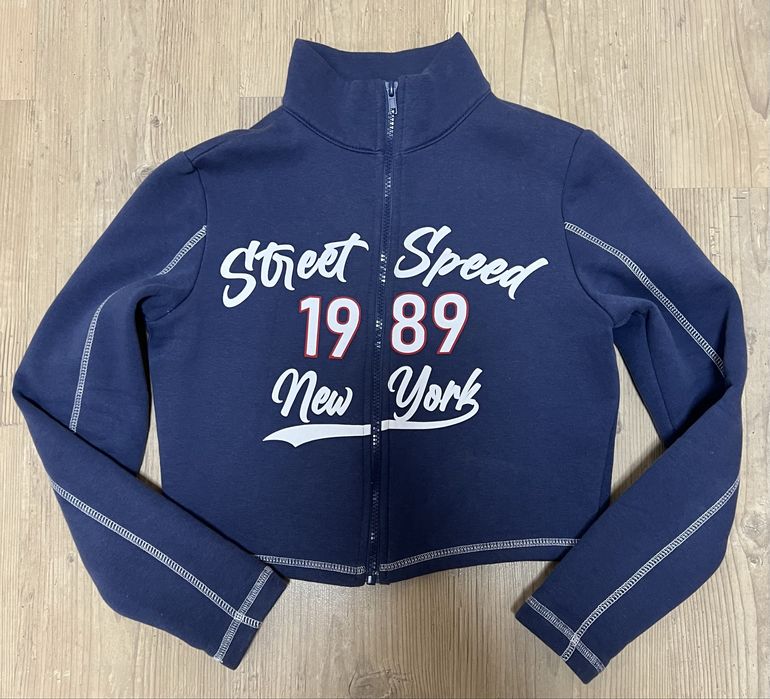 Модна укорочена кофта на блискавці.