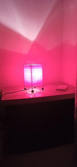 Candeeiros de mesinha de cabeceira vermelhos, em ótimo estado.