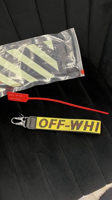 Off White Brelok Industrial