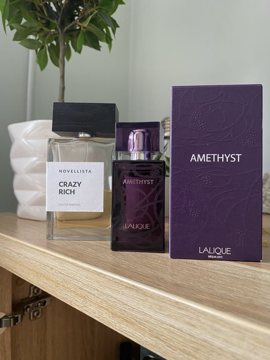Novellista Crazy Rich i Lalique Amethyst