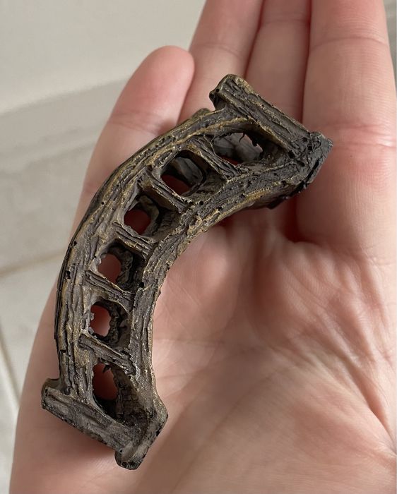 Pequena ponte decorativa para aquário