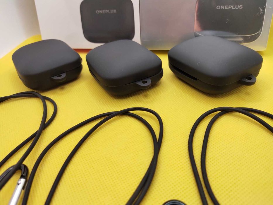 Чехол силиконовый на наушники OnePlus Buds Pro +  карабин (без шнурка)