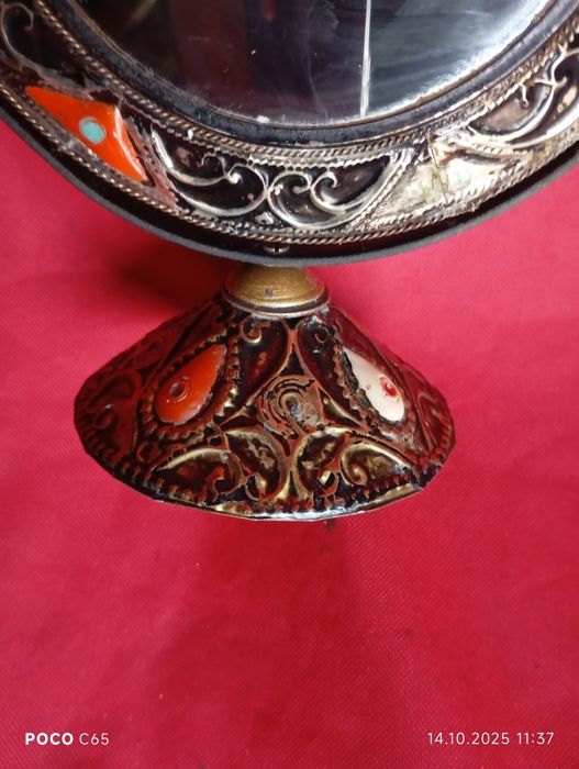 Винтажное зеркало ручной работы.