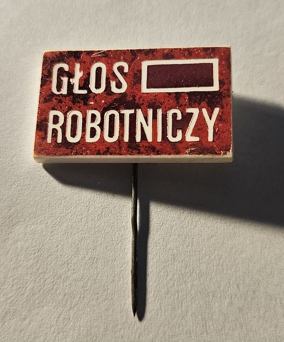 Plastikowa przypinka z PRL. Głos Robotniczy. Stan idealny