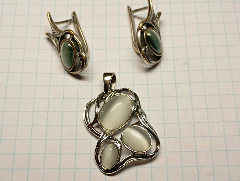 Продам срібний гарнітур.