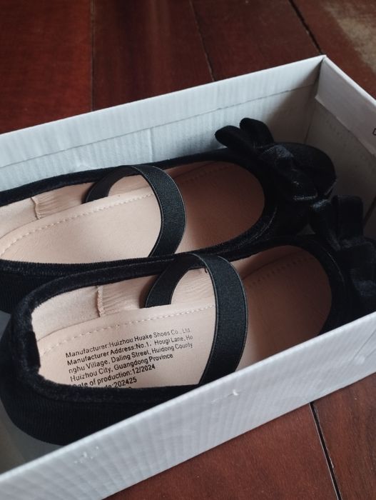 Sapatos pretos de menina