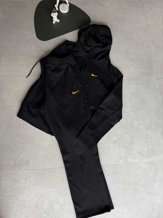 Czarny dres Nike Nocta