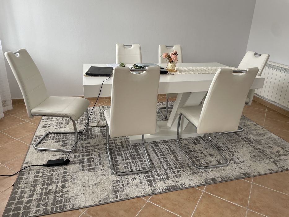 Mesa extensivel lacada com 6 cadeiras