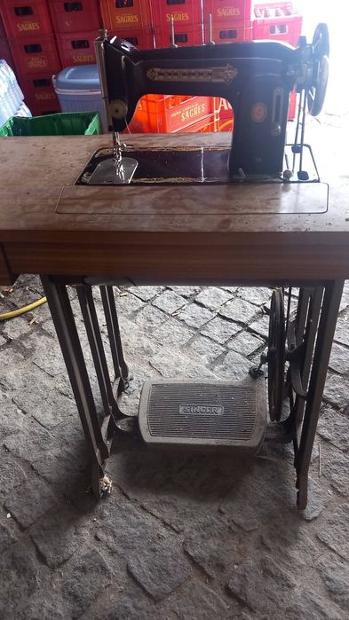 Máquina de costura singer antiga445758619182714881