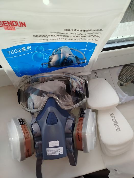 Респиратор ПОЛУ маска 16 в 1 с угольными фильтрами  и защитными очками