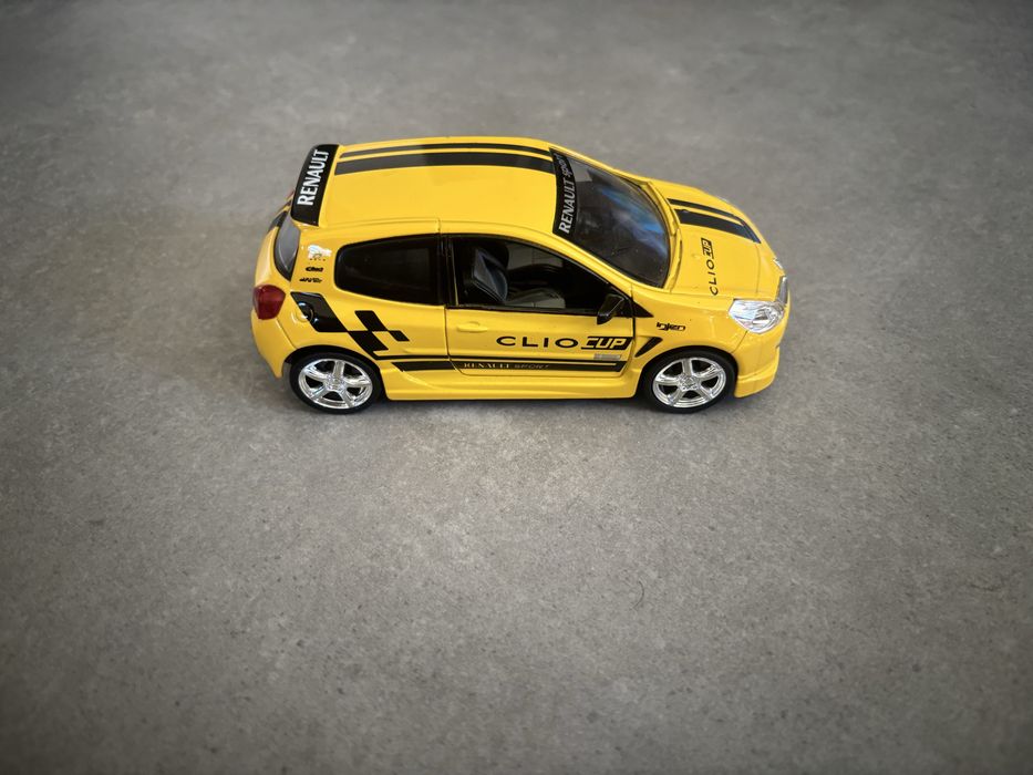 Model Uni Fortune skala 1/32 Renault Clio 3 RS pull back