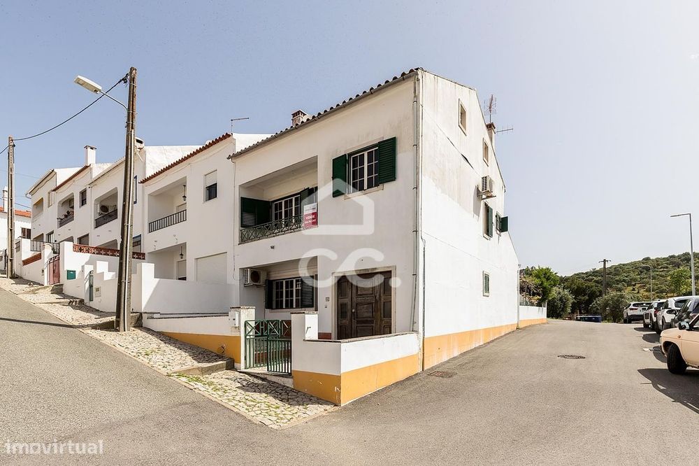 Moradia T3+1 de Gaveto c/ Quintal, Terraço  e Garagem em Arraiolos