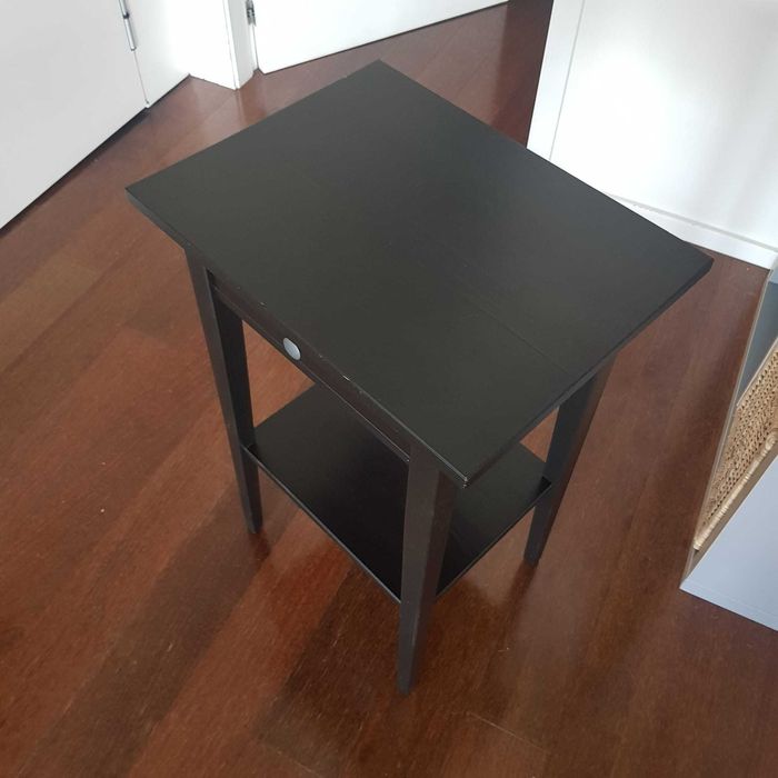 Mesinha de cabeceira/apoio preta HEMNES IKEA