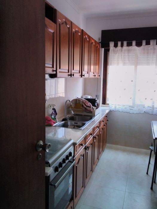 Quarto mobilado no centro.