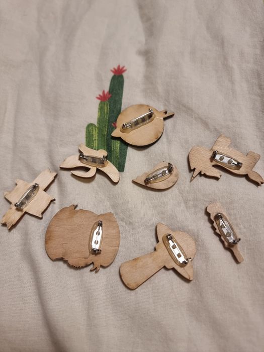 Лот значков брошка дерево 8 штук на сумку рюкзак