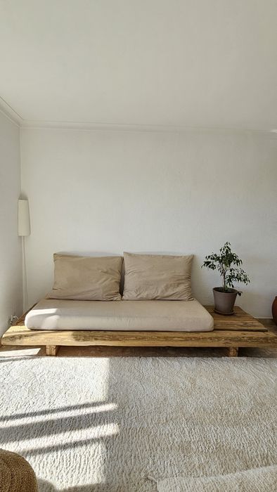 Sofá rústico feito com sulipas