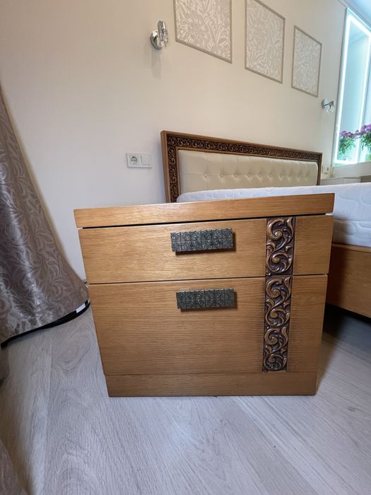 Продається двоспальне деревʼяне ліжко з тумбами і матрасом!