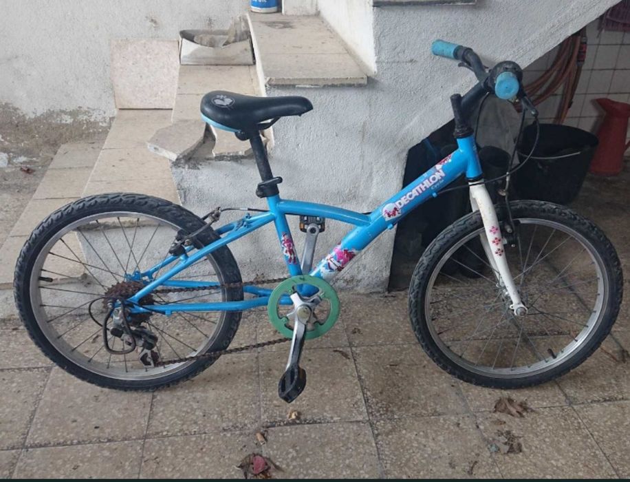 Várias peças e bicicletas