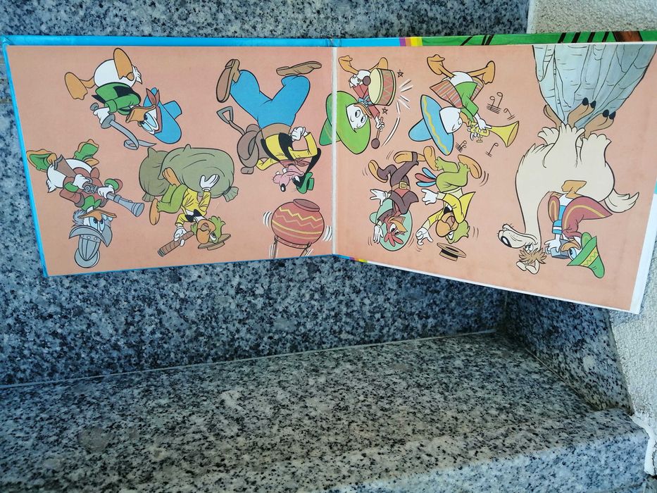 Livro didático Disney conhecer países