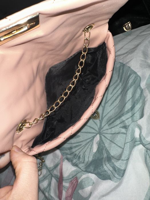 Mała różowa torebka na łańcuszku pikowana