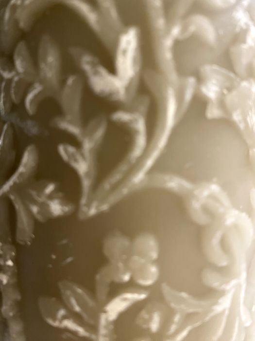 Vela decorativa com suporte metálico